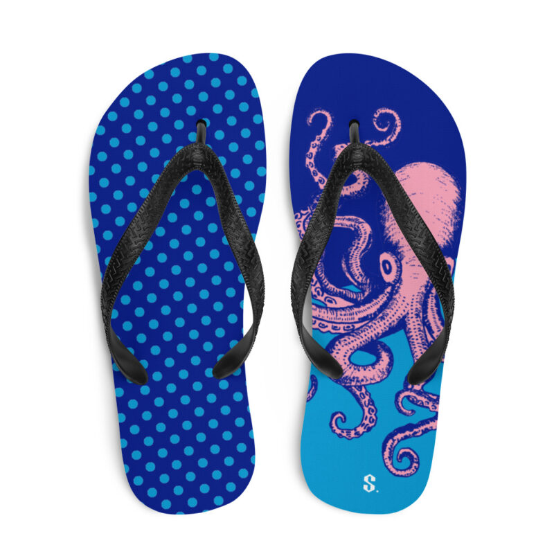sandales de plage avec pois bleus et pieuvre rose géante vue de face